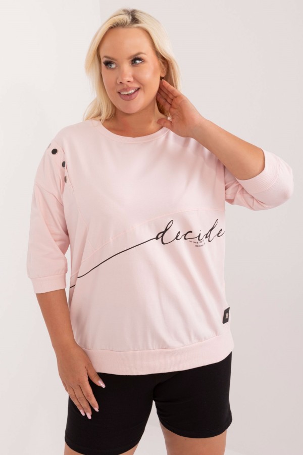 Lekka bluza damska plus size w kolorze pudrowym rękaw 3/4 ozdobne guziki napisy Karina