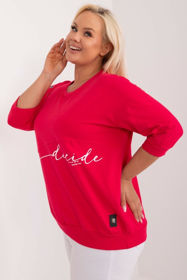 Lekka bluza damska plus size w kolorze czerwonym rękaw 3/4 ozdobne guziki napisy Karina