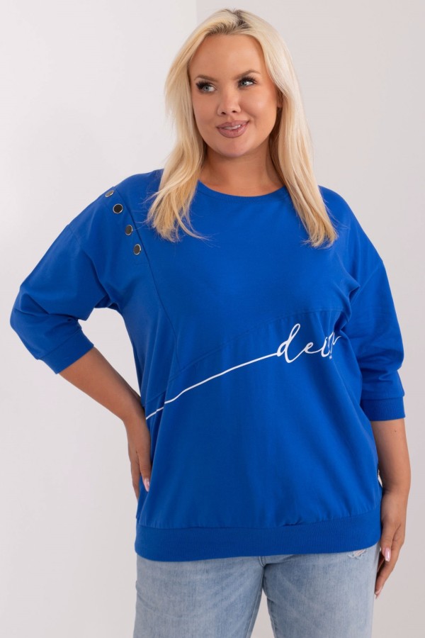 Lekka bluza damska plus size w kolorze kobaltowym rękaw 3/4 ozdobne guziki napisy Karina