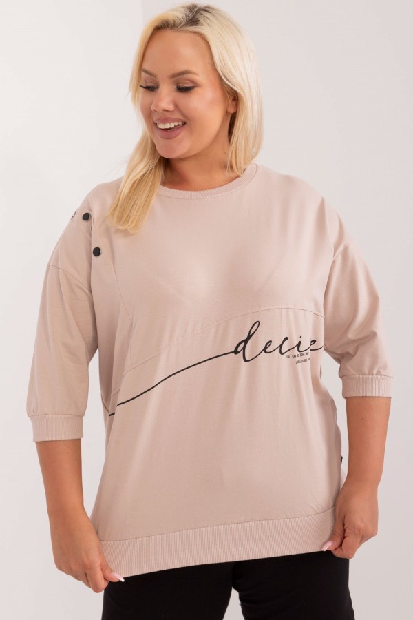 Lekka bluza damska plus size w kolorze beżowym rękaw 3/4 ozdobne guziki napisy Karina