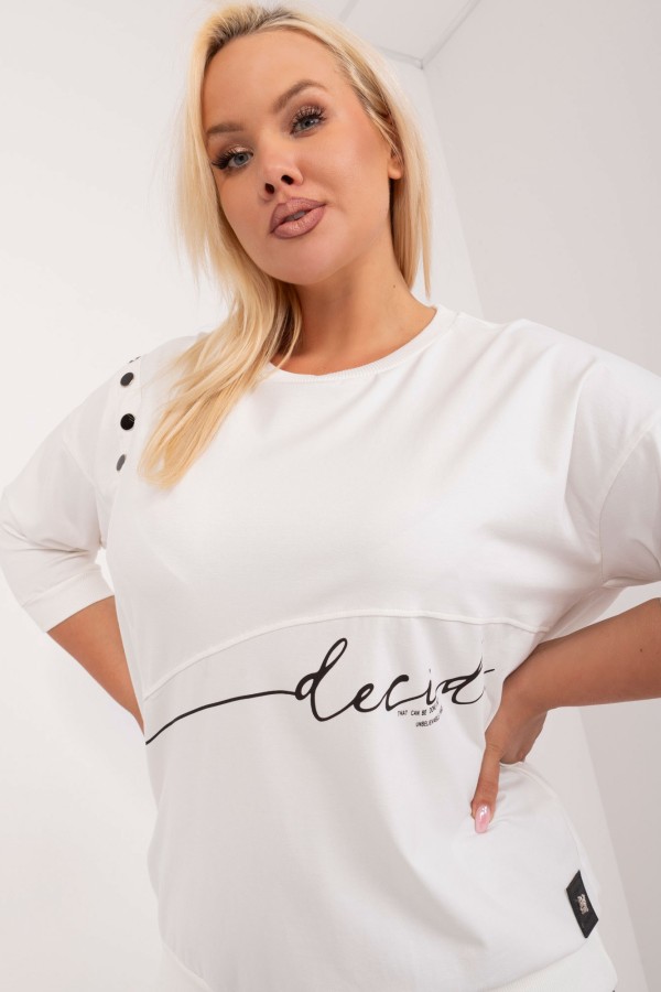 Lekka bluza damska plus size w kolorze ecru rękaw 3/4 ozdobne guziki napisy Karina 1