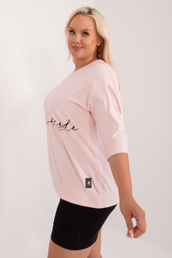 Lekka bluza damska plus size w kolorze pudrowym rękaw 3/4 ozdobne guziki napisy Karina 2