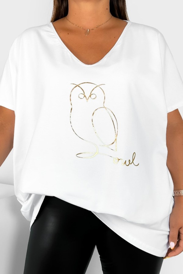 T-shirt damski plus size w kolorze białym dekolt w serek V-neck złoty nadruk sowa owl LIZA