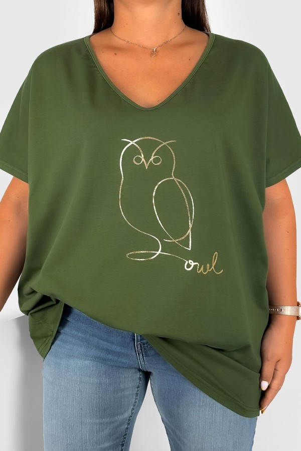 T-shirt damski plus size w kolorze khaki dekolt w serek V-neck złoty nadruk sowa owl LIZA