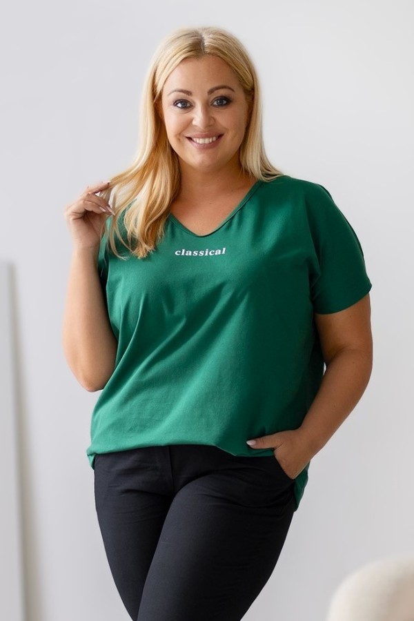 T-shirt damski plus size w kolorze butelkowym dekolt w serek V-neck nadruk classical 2