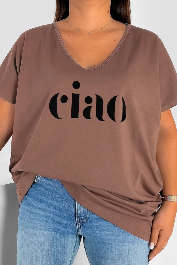 T-shirt damski plus size w kolorze cappuccino dekolt w serek V-neck napis CIAO