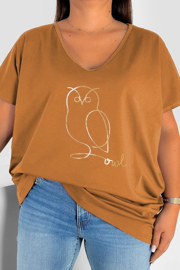 T-shirt damski plus size w kolorze karmelowym dekolt w serek V-neck złoty nadruk sowa owl LIZA