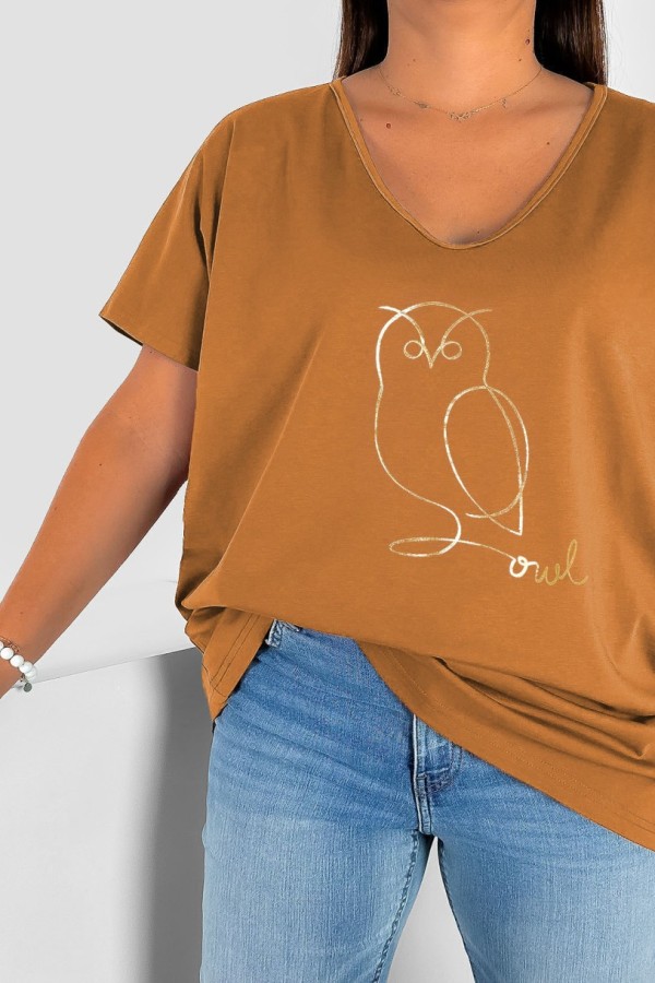 T-shirt damski plus size w kolorze karmelowym dekolt w serek V-neck złoty nadruk sowa owl LIZA 1