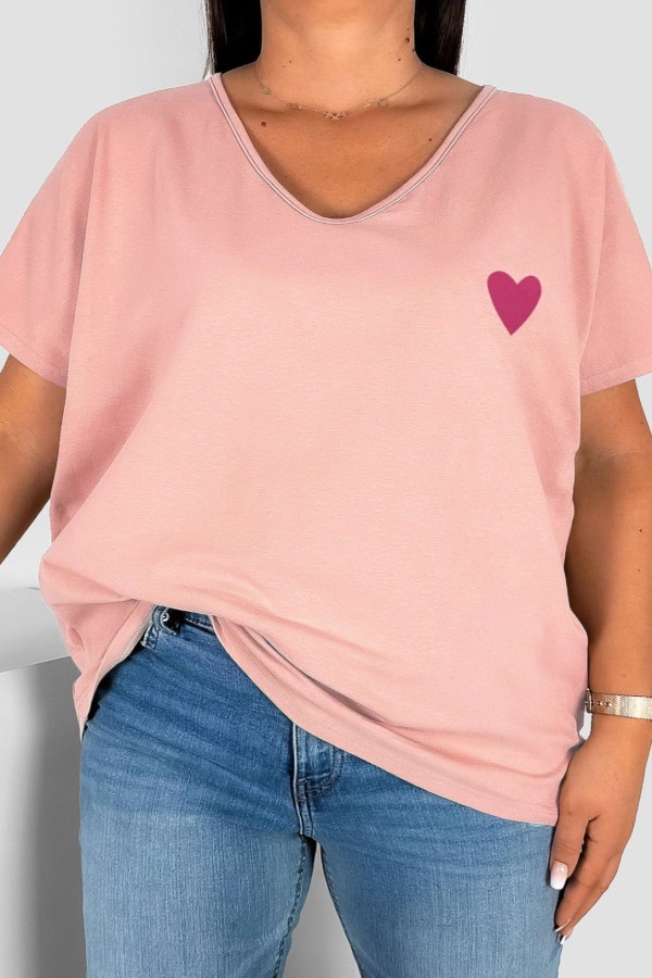 T-shirt damski plus size w kolorze pudrowym dekolt w serek V-neck nadruk pink serduszko Elleni