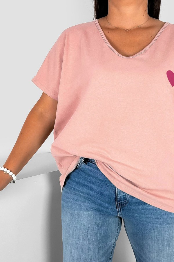 T-shirt damski plus size w kolorze pudrowym dekolt w serek V-neck nadruk pink serduszko Elleni 1