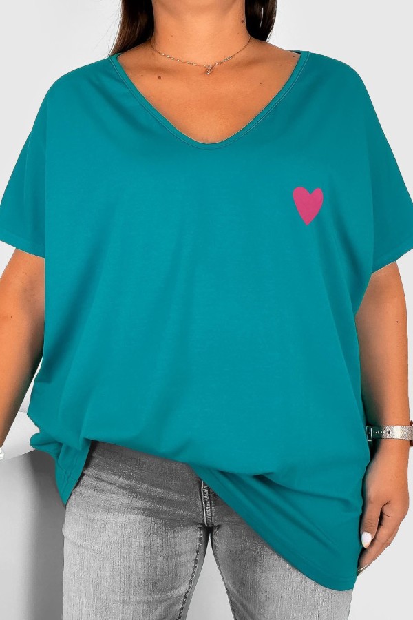 T-shirt damski plus size w kolorze morskim dekolt w serek V-neck nadruk pink serduszko Elleni