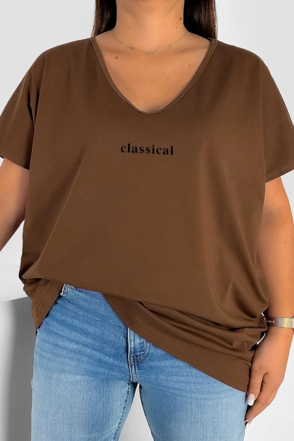 T-shirt damski plus size w kolorze jasnego brązu dekolt w serek V-neck nadruk classical