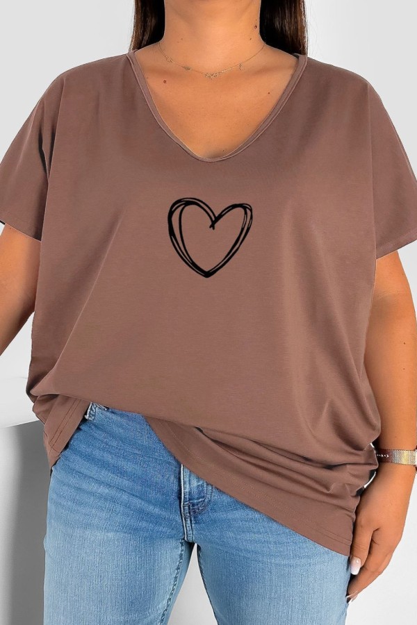 T-shirt damski plus size w kolorze cappuccino dekolt w serek V-neck print serce Xenia