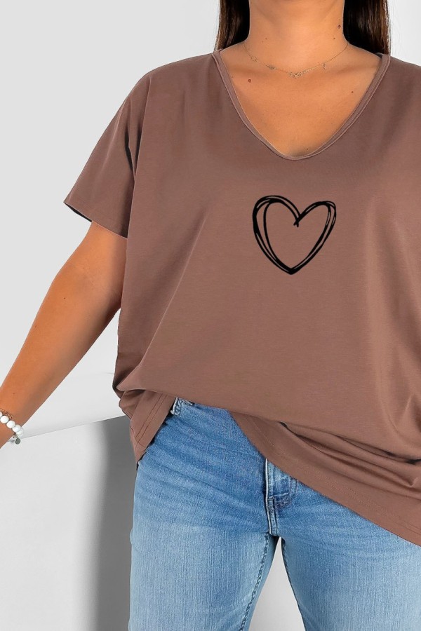 T-shirt damski plus size w kolorze cappuccino dekolt w serek V-neck print serce Xenia 1