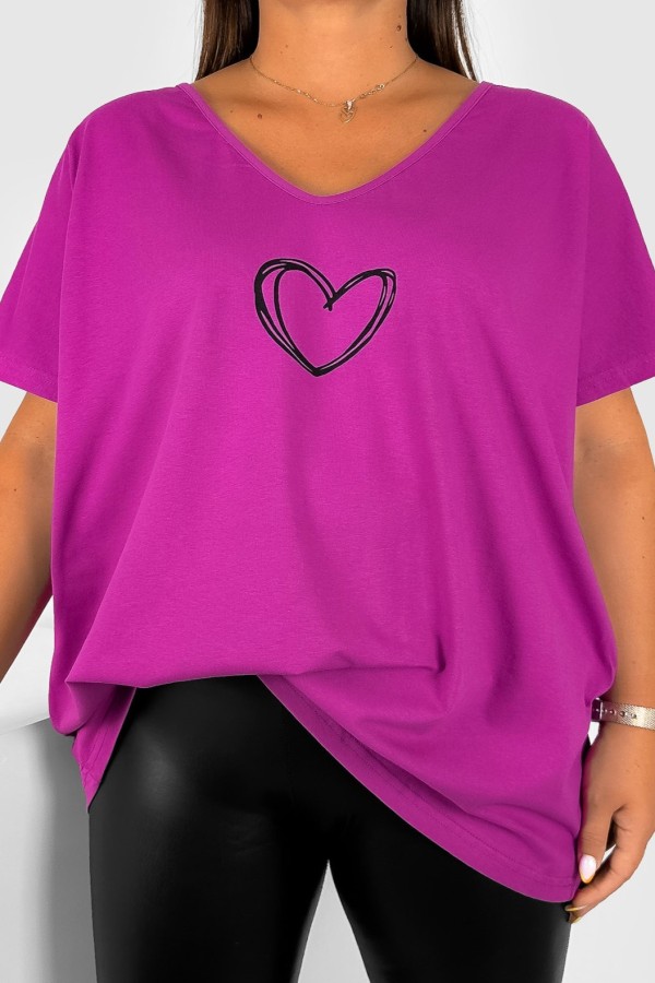 T-shirt damski plus size w kolorze magenta dekolt w serek V-neck print serce Xenia