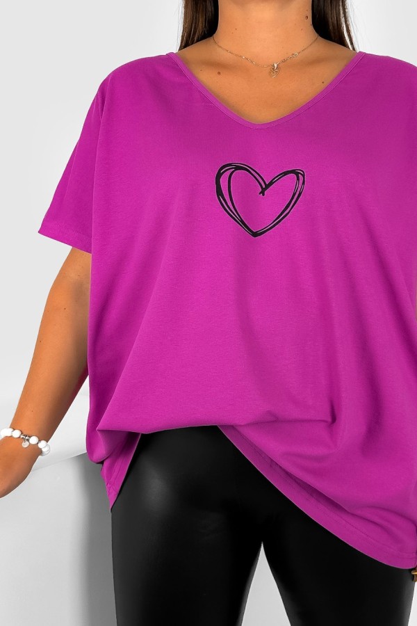 T-shirt damski plus size w kolorze magenta dekolt w serek V-neck print serce Xenia 1