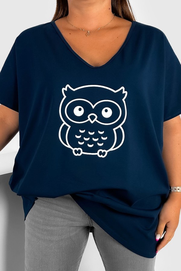 T-shirt damski plus size w kolorze granatowym dekolt w serek V-neck nadruk sowa owl ALLA