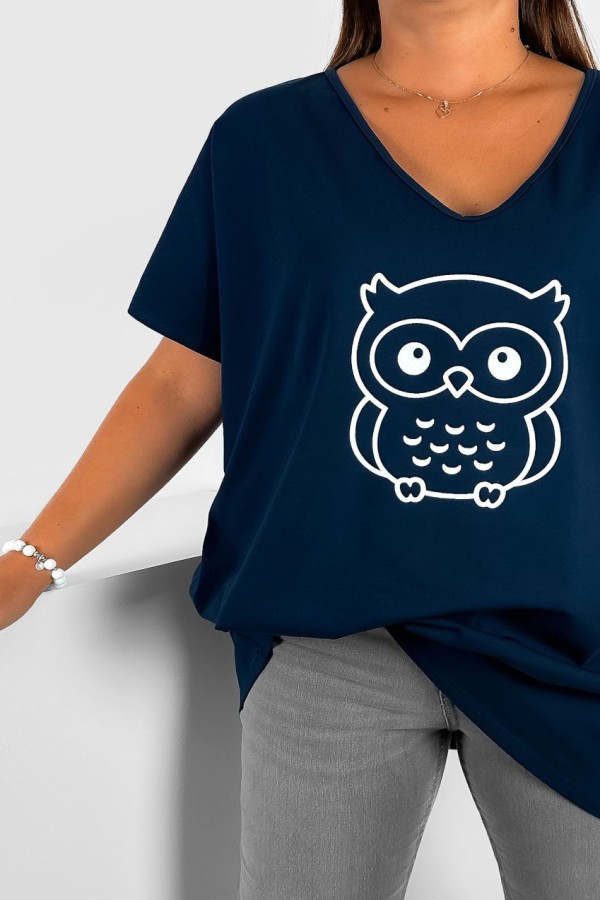 T-shirt damski plus size w kolorze granatowym dekolt w serek V-neck nadruk sowa owl ALLA 1