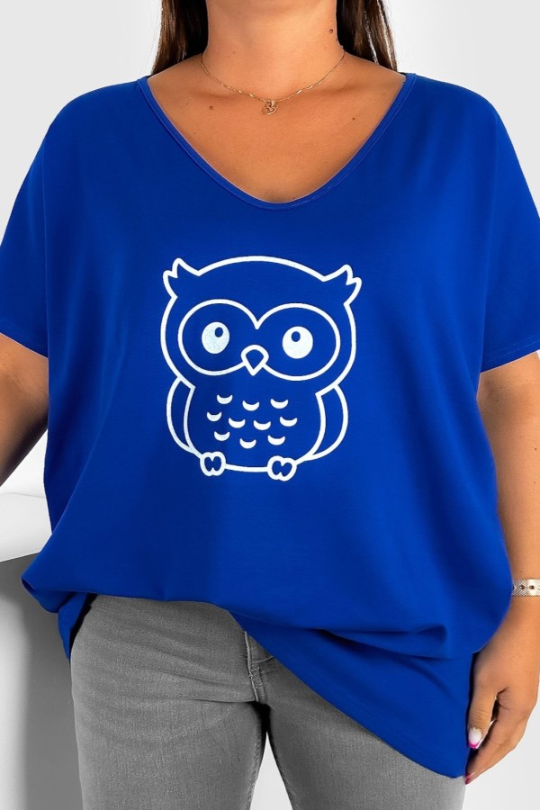 T-shirt damski plus size w kolorze kobaltowym dekolt w serek V-neck nadruk sowa owl ALLA