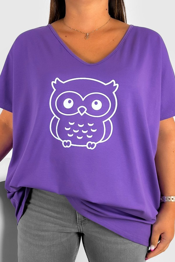 T-shirt damski plus size w kolorze jagodowym dekolt w serek V-neck nadruk sowa owl ALLA