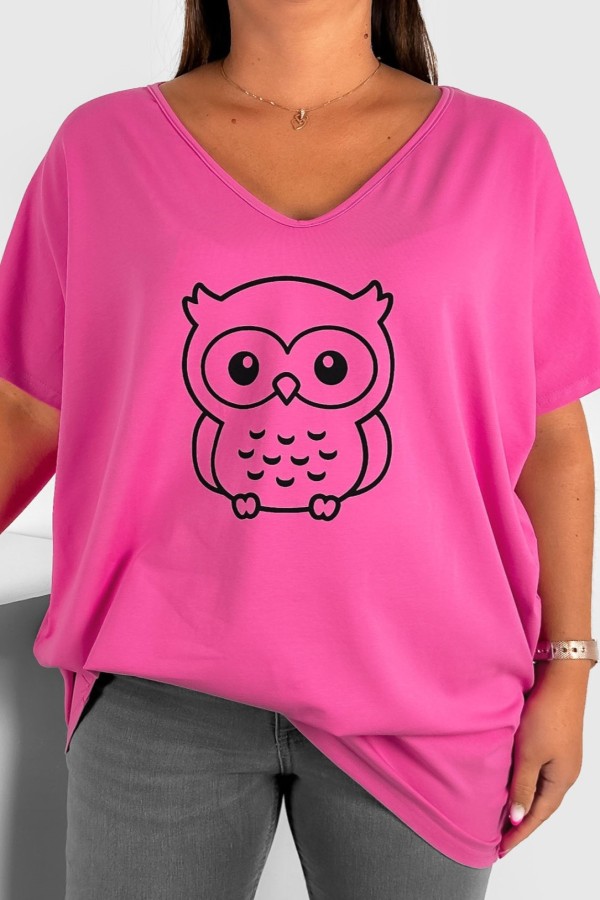 T-shirt damski plus size w kolorze różowym dekolt w serek V-neck nadruk sowa owl ALLA 2