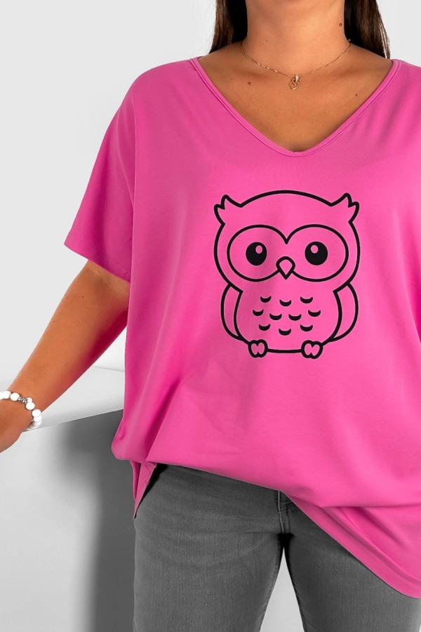 T-shirt damski plus size w kolorze różowym dekolt w serek V-neck nadruk sowa owl ALLA 1