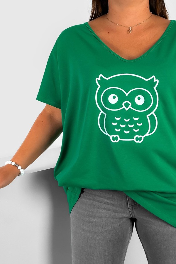 T-shirt damski plus size w kolorze zielonym dekolt w serek V-neck nadruk sowa owl ALLA 1