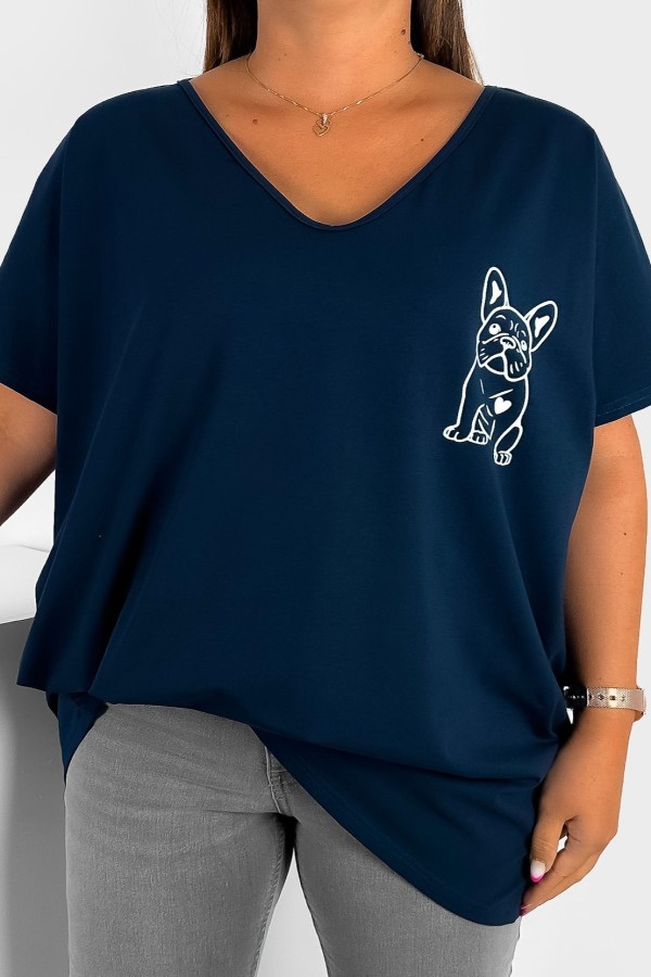 T-shirt damski plus size w kolorze granatowym dekolt w serek V-neck nadruk piesek dog BULDOG