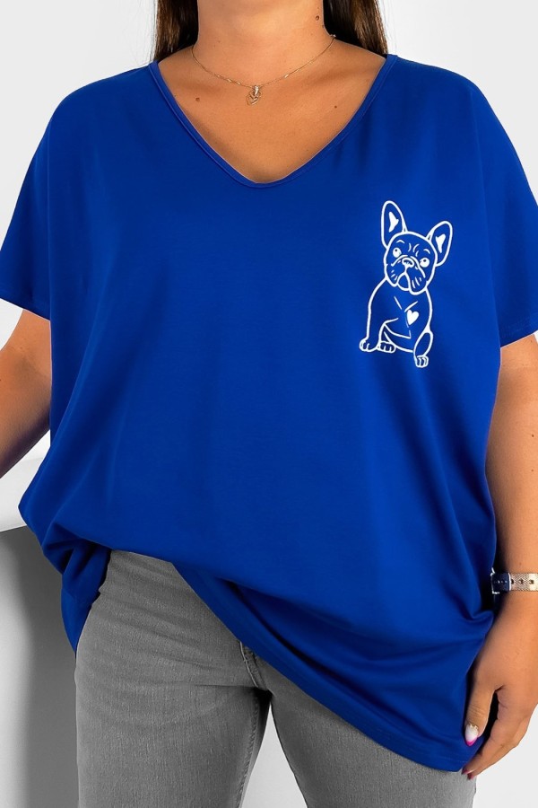 T-shirt damski plus size w kolorze kobaltowym dekolt w serek V-neck nadruk piesek dog BULDOG