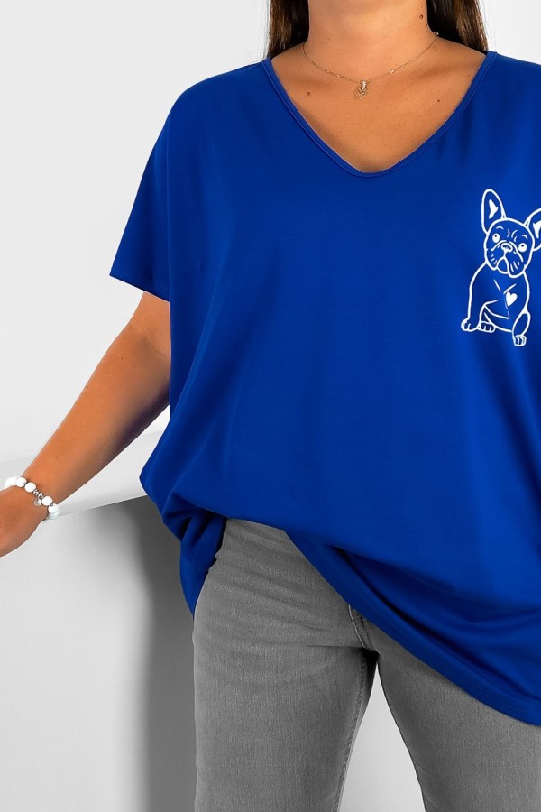 T-shirt damski plus size w kolorze kobaltowym dekolt w serek V-neck nadruk piesek dog BULDOG 1