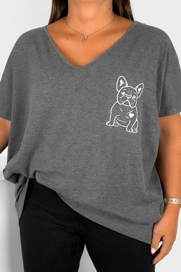 T-shirt damski plus size w kolorze grafitowy melanż dekolt w serek V-neck nadruk piesek dog BULDOG