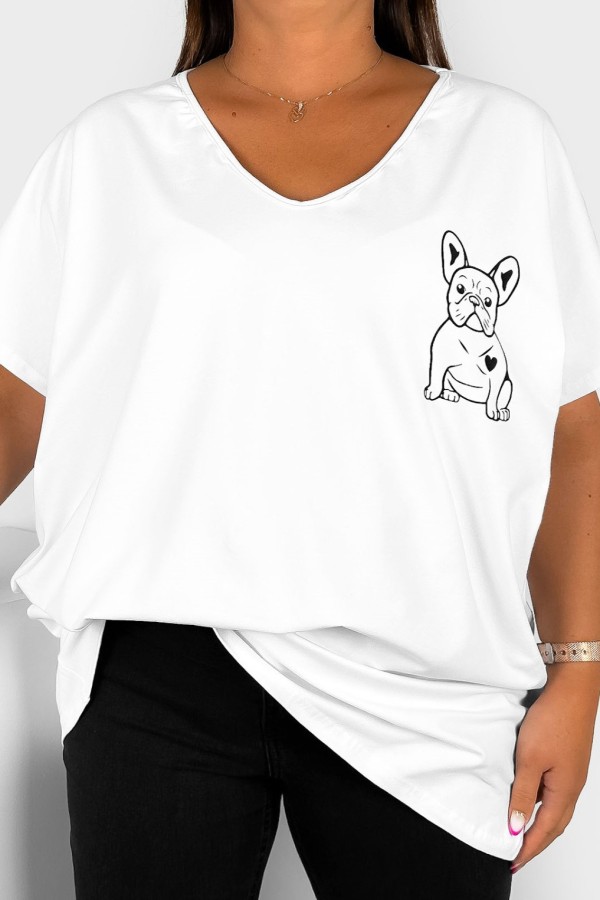 T-shirt damski plus size w kolorze białym dekolt w serek V-neck nadruk piesek dog BULDOG