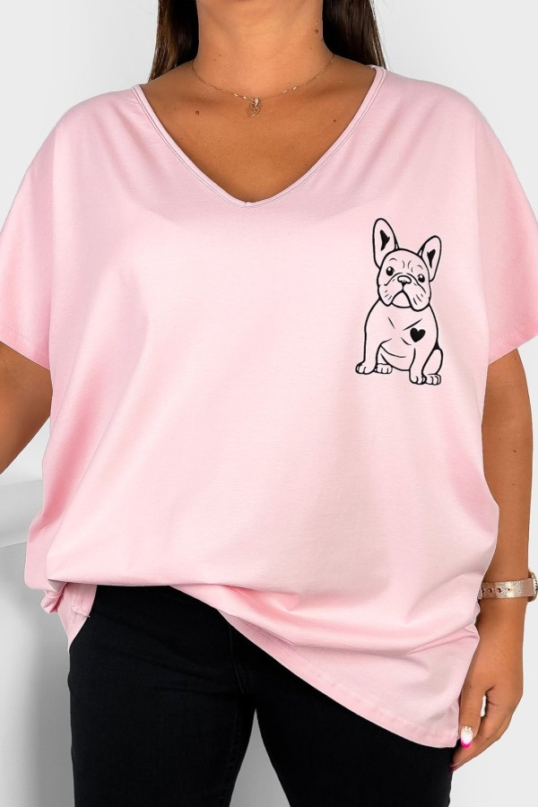 T-shirt damski plus size w kolorze pudrowym dekolt w serek V-neck nadruk piesek dog BULDOG