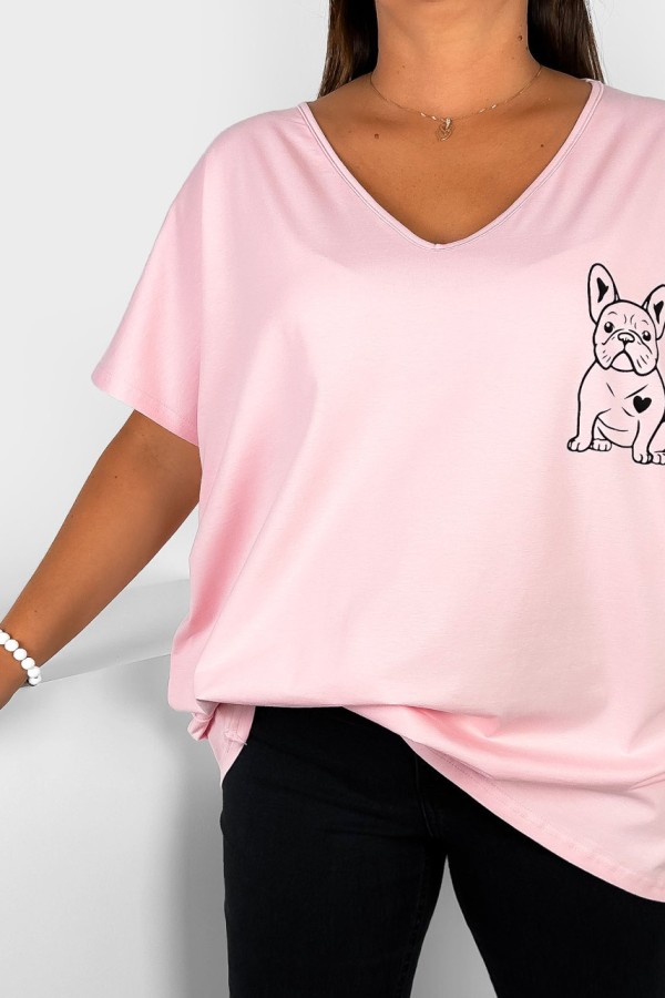 T-shirt damski plus size w kolorze pudrowym dekolt w serek V-neck nadruk piesek dog BULDOG 1