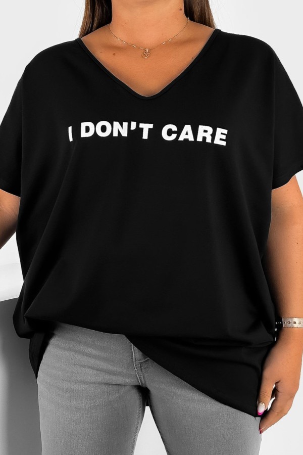 T-shirt damski plus size w kolorze czarnym dekolt w serek V-neck nadruk napis CARE