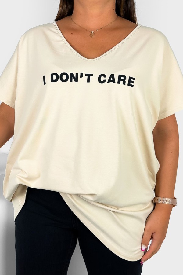 T-shirt damski plus size w kolorze jasnobeżowym dekolt w serek V-neck nadruk napis CARE