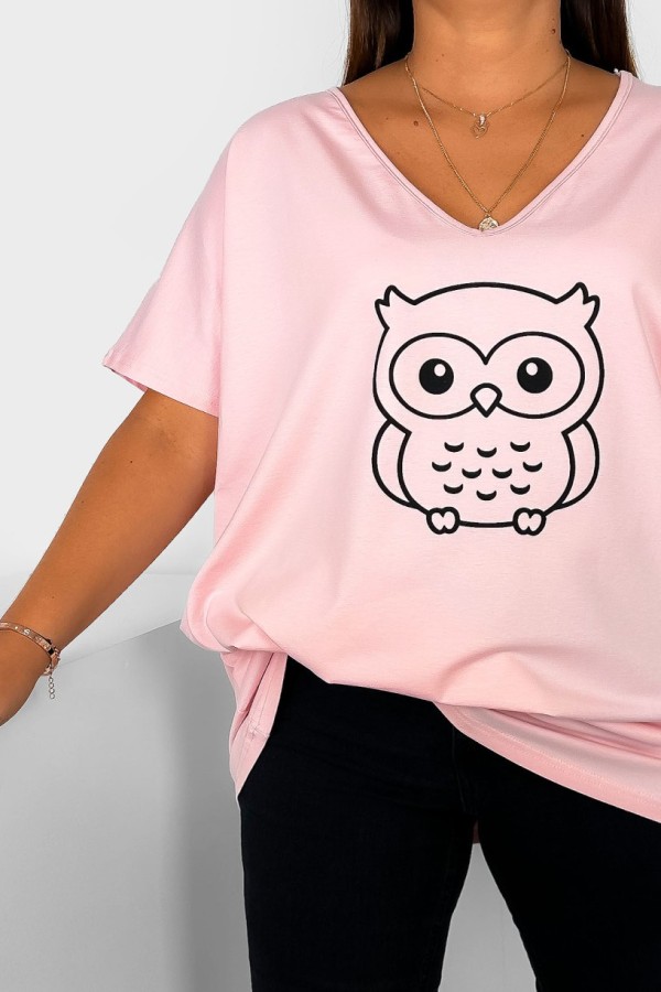 T-shirt damski plus size w kolorze pudrowym dekolt w serek V-neck nadruk sowa owl ALLA 1