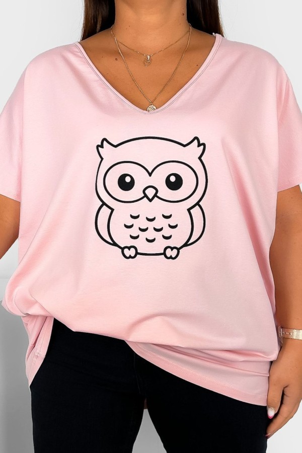 T-shirt damski plus size w kolorze pudrowym dekolt w serek V-neck nadruk sowa owl ALLA