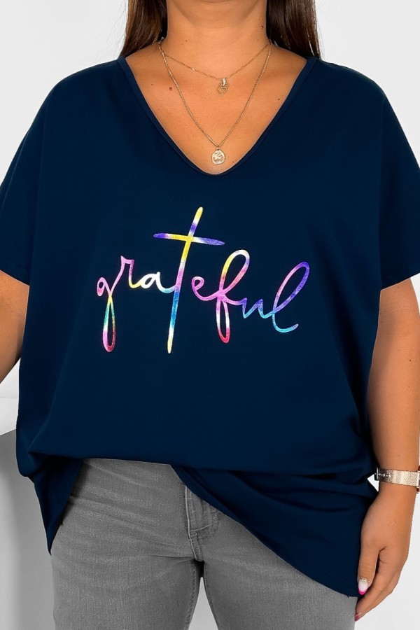 T-shirt damski plus size w kolorze granatowym dekolt w serek V-neck holo nadruk grateful EDEN