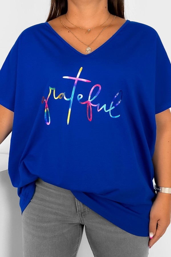 T-shirt damski plus size w kolorze kobaltowym dekolt w serek V-neck holo nadruk grateful EDEN