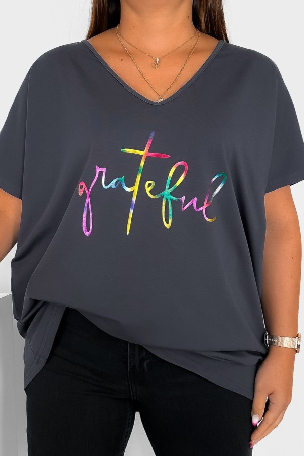 T-shirt damski plus size w kolorze grafitowym dekolt w serek V-neck holo nadruk grateful EDEN