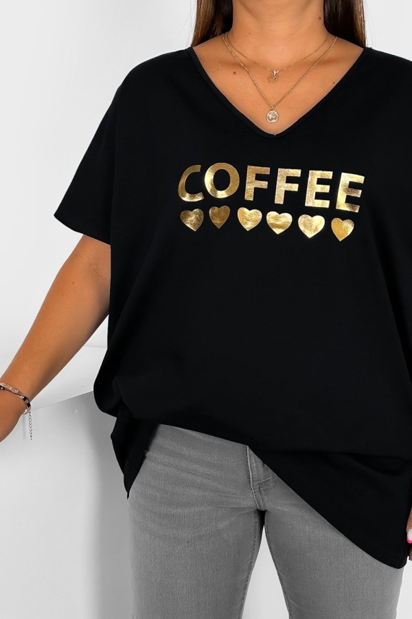 T-shirt damski plus size w kolorze czarnym złoty nadruk coffee serduszka DOMI 1