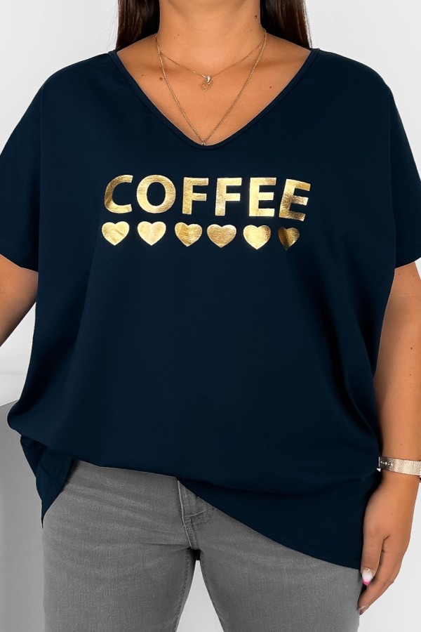 T-shirt damski plus size w kolorze granatowym złoty nadruk coffee serduszka DOMI