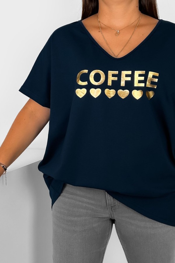 T-shirt damski plus size w kolorze granatowym złoty nadruk coffee serduszka DOMI 1