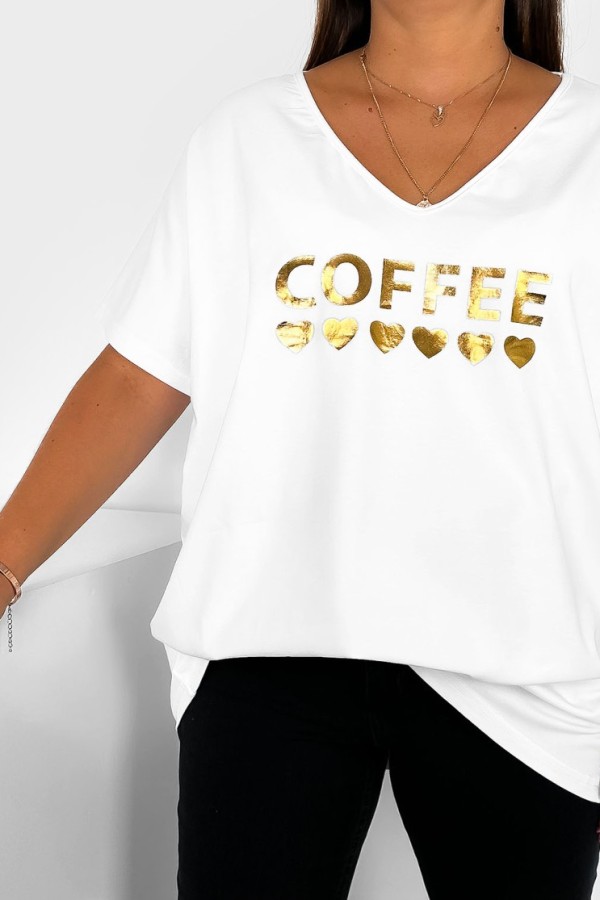 T-shirt damski plus size w kolorze białym złoty nadruk coffee serduszka DOMI 1