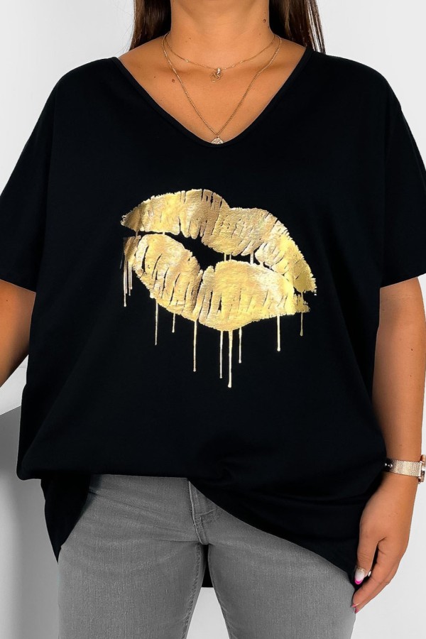 T-shirt damski plus size w kolorze czarnym dekolt w serek V-neck złoty nadruk usta lips KAREN 2