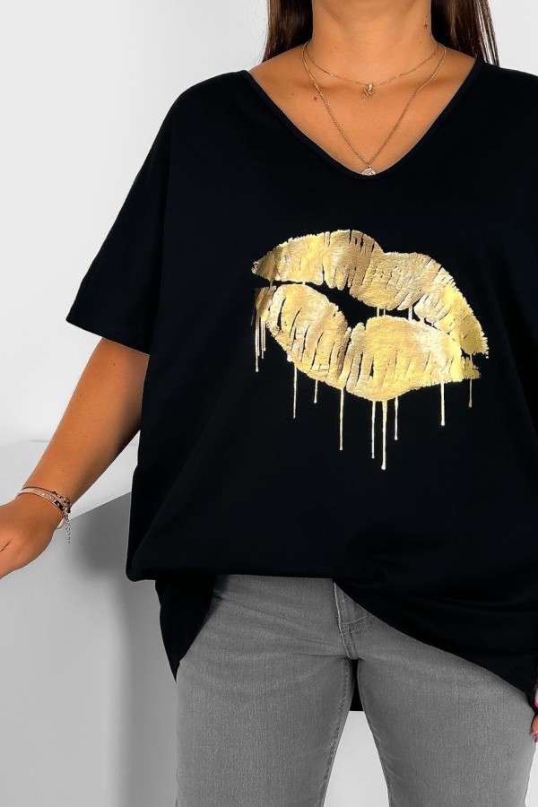 T-shirt damski plus size w kolorze czarnym dekolt w serek V-neck złoty nadruk usta lips KAREN 1