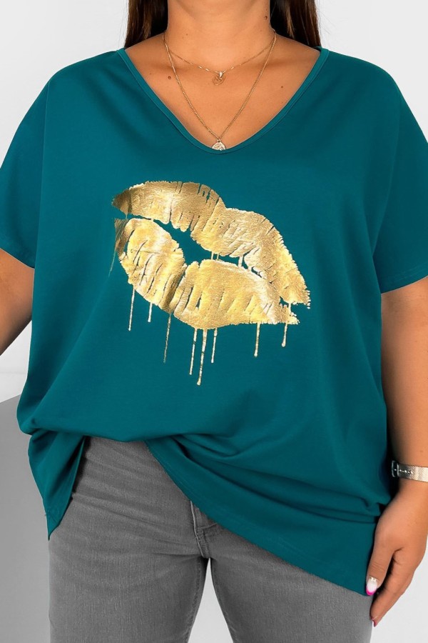 T-shirt damski plus size w kolorze morskim dekolt w serek V-neck złoty nadruk usta lips KAREN 2