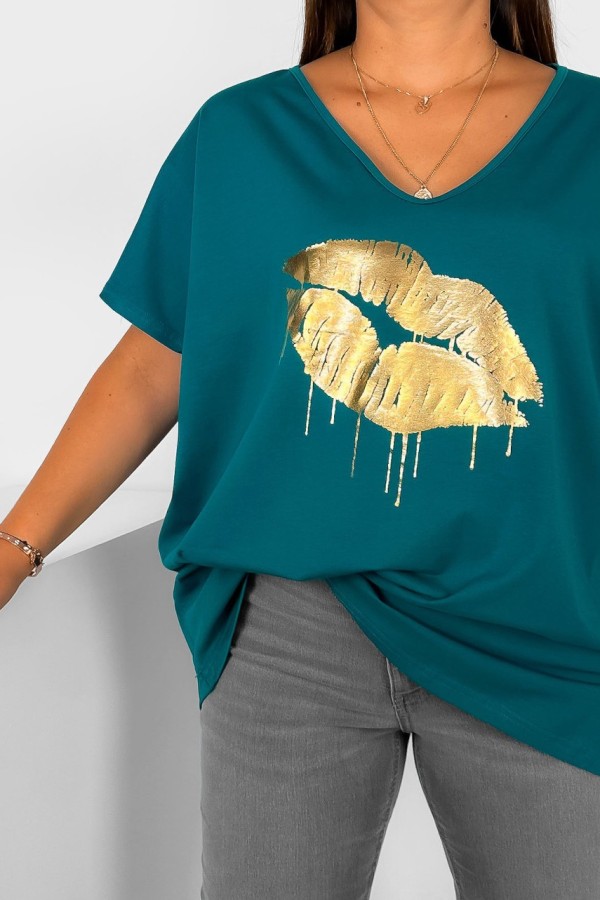 T-shirt damski plus size w kolorze morskim dekolt w serek V-neck złoty nadruk usta lips KAREN 1