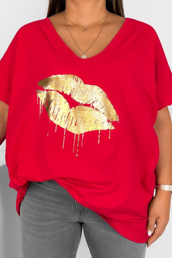 T-shirt damski plus size w kolorze czerwonym dekolt w serek V-neck złoty nadruk usta lips KAREN 2